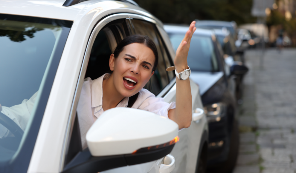 Autofahrerin ist unglücklich beim Fahren