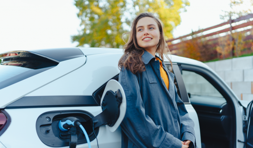 Junge Frau lädt ein Elektroauto