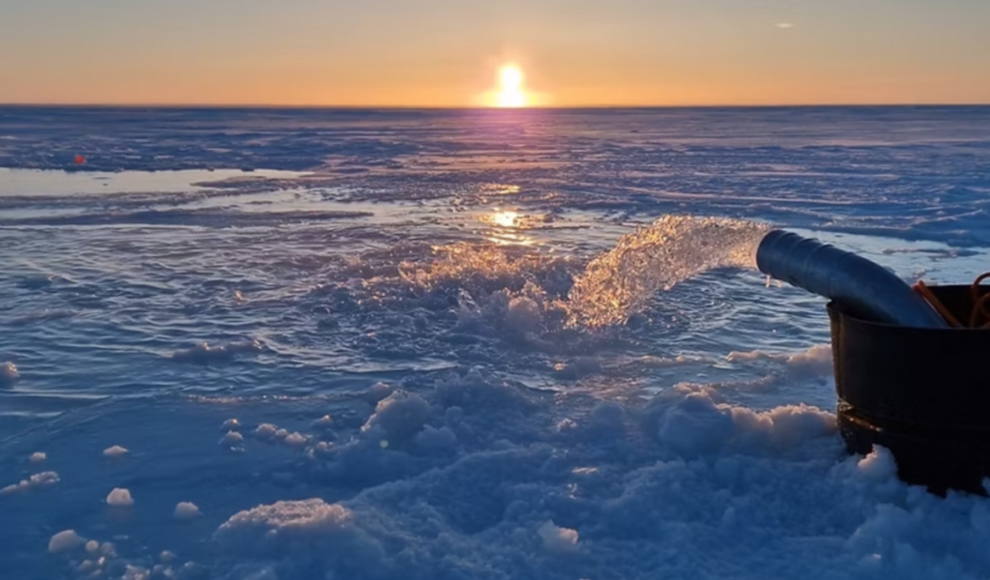 Wasserpumpe des Start-ups Real Ice in der Arktis